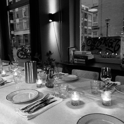 Gedekte tafel in de avond in CACHÉ prive restautant Gedekte tafel in de avond in CACHÉ prive restautant