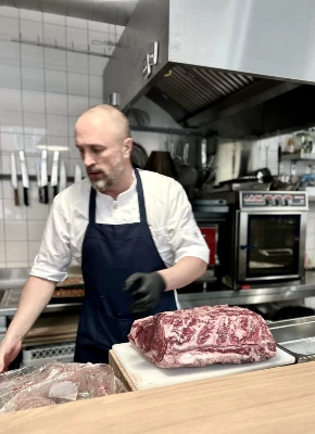 Chef Joeri in de keuken van CACHÉ met cote de boeuf Chef Joeri in de keuken van CACHÉ met cote de boeuf