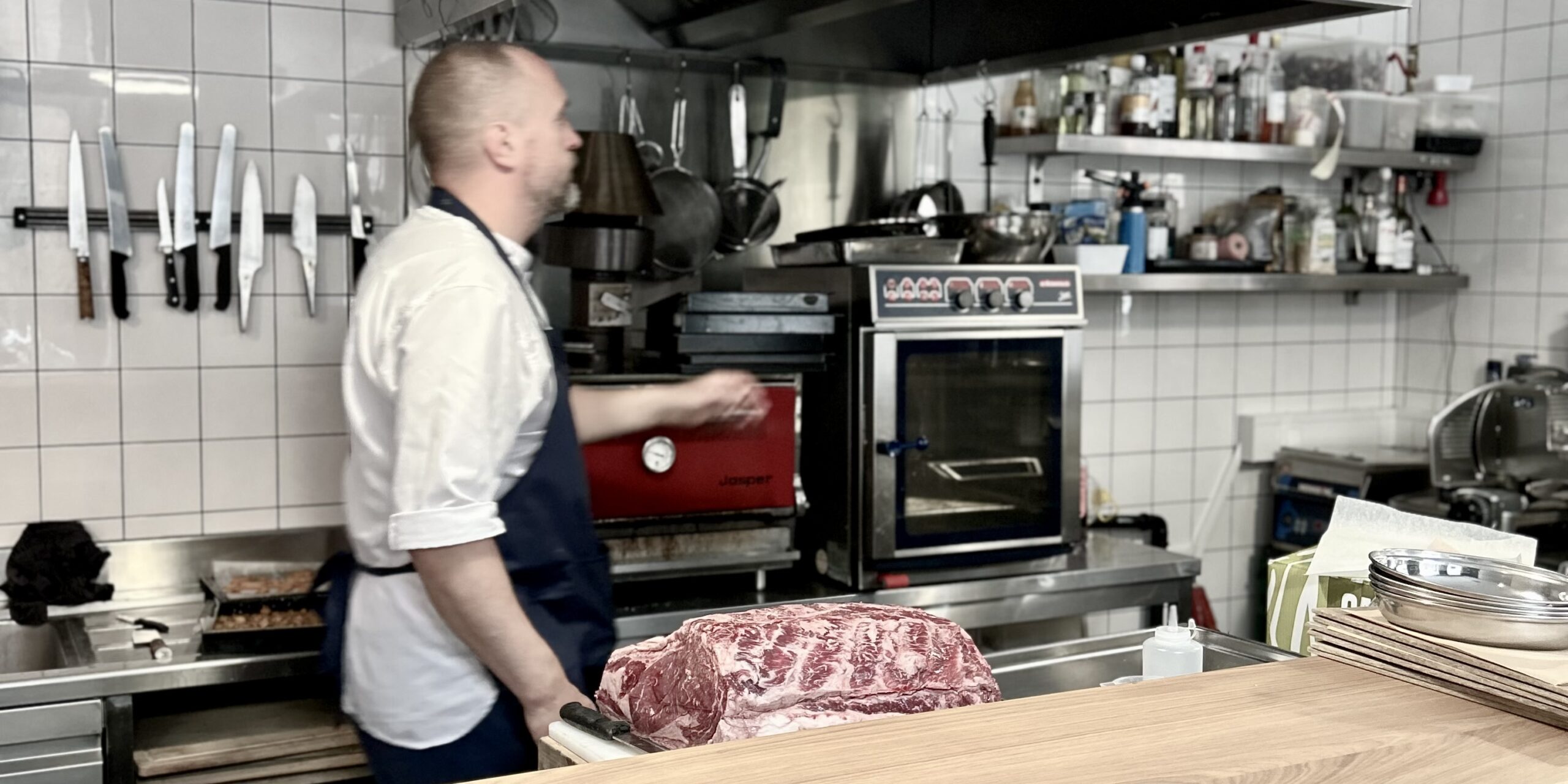 Chef Joeri in de keuken van CACHÉ Chef Joeri in de keuken van CACHÉ - private dining & vergaderen